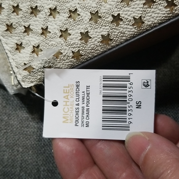 Michael Kors MD Chain Pochette in Vanilla Signature with Gold Stars - Picture 10 of 14